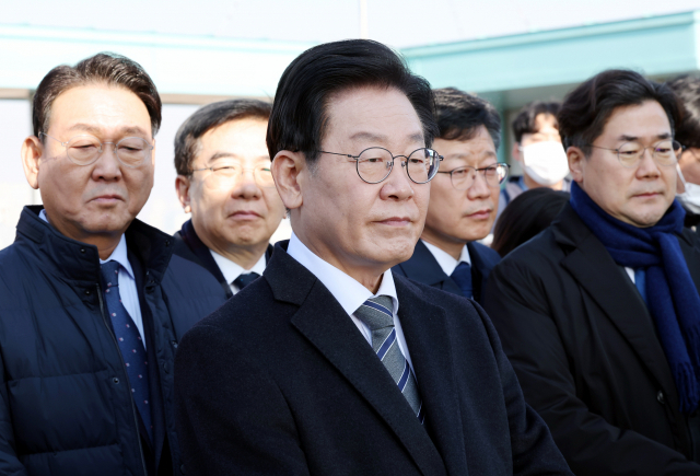 이재명 더불어민주당 대표가 11일 오후 인천시 연수구 인천 신항 선광신컨테이너터미널에서 수출 상황에 대한 관계자의 설명을 듣고 있다. 연합뉴스