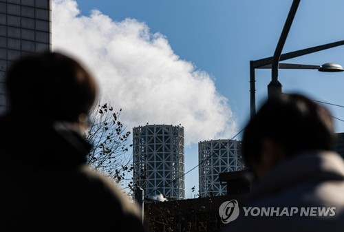 3일 오후 서울 마포구 한국중부발전 서울발전본부가 한파에 전력 생산을 위해 가동 중인 모습. 연합뉴스