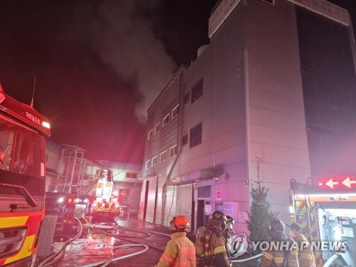 지난 4일 오후 8시 56분께 인천시 서구 석남동 한 산업폐수처리업체 건물에서 발생, 소방관들이 화재 진압을 하고 있다. 연합뉴스
