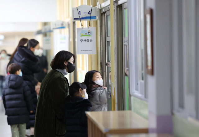 4일 서울 마포구 염리초등학교 예비소집에 참석한 학부모와 아이들이 교실을 살펴보고 있다. 2023학년도 서울 지역 취학 대상자는 사상 처음으로 6만 명대로 떨어졌다. 연합뉴스