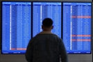 한 미국 승객이 11일(현지 시간) 버지니아주 알링턴의 로널드 레이건 공항에서 항공편의 취소와 지연을 보여주는 화면을 쳐다보고 있다. AP연합뉴스