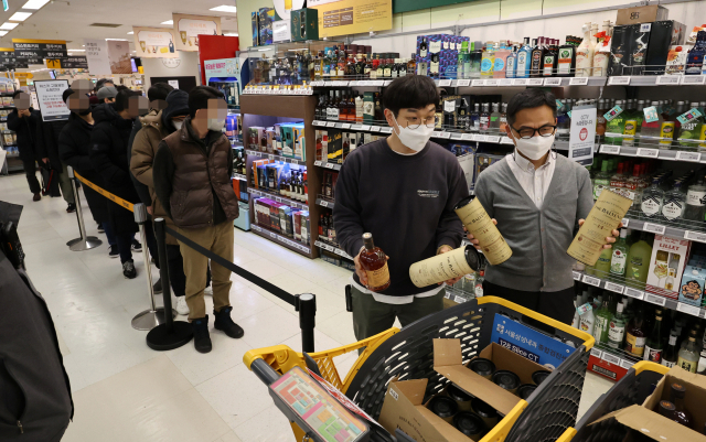 6일 서울 용산 이마트에서 시민들이 줄을 서 위스키를 구매하고 있다. 사진=연합뉴스