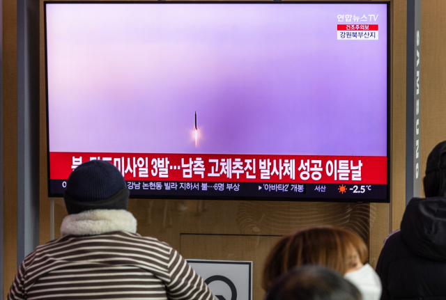 2022년의 마지막 날인 31일 오전 서울 중구 서울역 대기실 텔레비전에 이날 오전에 북한이 발사한 단거리 탄도미사일에 대한 뉴스가 방영되고 있다./연합뉴스