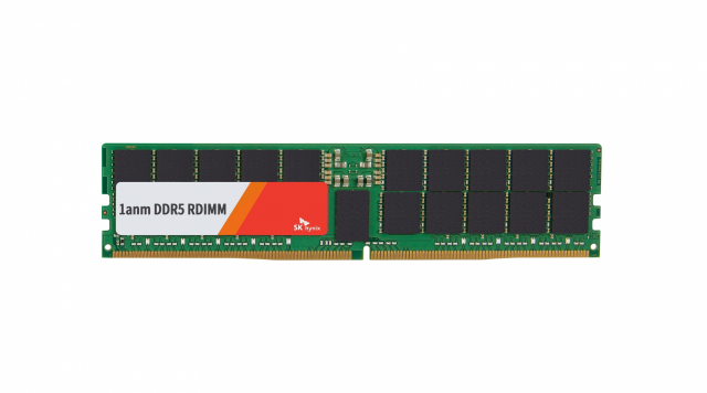 SK하이닉스가 세계 최초로 인텔로부터 인증을 획득한 10나노급 4세대 서버용 DDR5 D램. 사진 제공=SK하이닉스