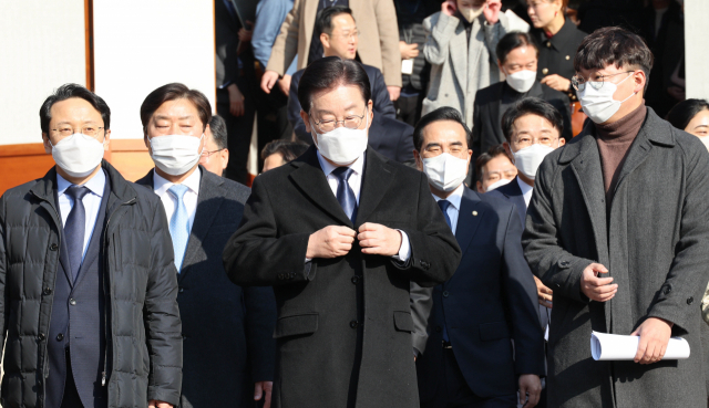 이재명 더불어민주당 대표가 12일 국회에서 신년기자회견을 마친 뒤 회견장을 나서고 있다. / 연합뉴스