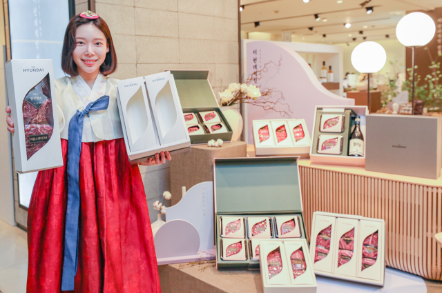 현대백화점 직원이 12일 서울 강남구에 위치한 현대백화점 무역센터점 식품관에서 맞춤 제작 한우 선물세트인 '나만의 한우 선물'을 소개하고 있다./사진 제공=현대백화점