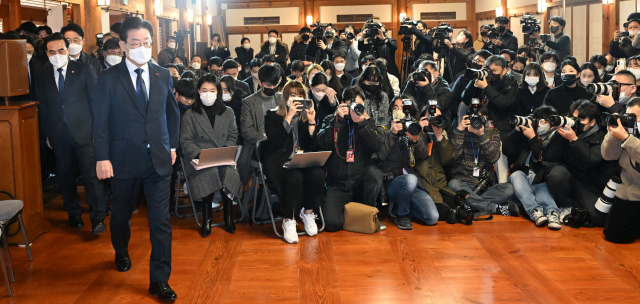 이재명(왼쪽) 더불어민주당 대표가 12일 서울 여의도 국회 사랑재에서 열린 신년 기자회견을 하기 위해 입장하고 있다. 성형주 기자