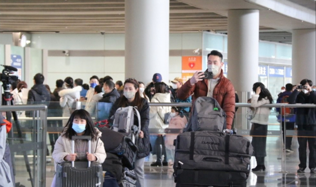 중국 강제격리 폐지 첫날인 8일 홍콩발 베이징행 항공편을 이용해 베이징 서우두 공항에 도착한 승객들이 입국장을 빠져나오고 있다. 연합뉴스 캡처