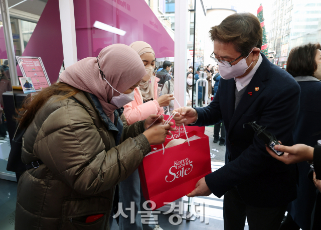 박보균 문화체육관광부 장관이 12일 ‘2023 코리아그랜드세일’을 홍보하는 서울 명동웰컴센터에서 외국인 관광객들에게 선물을 나눠주고 있다. 사진 제공=문체부