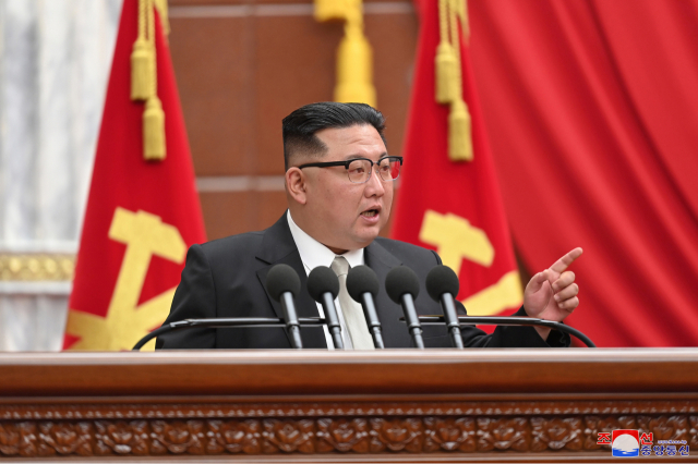 北朝鮮の金正恩委員長は、昨年末に開かれた労働党の本会議で、核弾頭の数を指数関数的に増やす意向を表明した。 金委員長は本会議への報告書で、「韓国の傀儡が紛れもない敵として我々に接近している現在の状況は、兵器の大量生産の重要性と必要性​​を際立たせている。その国の核兵器の備蓄