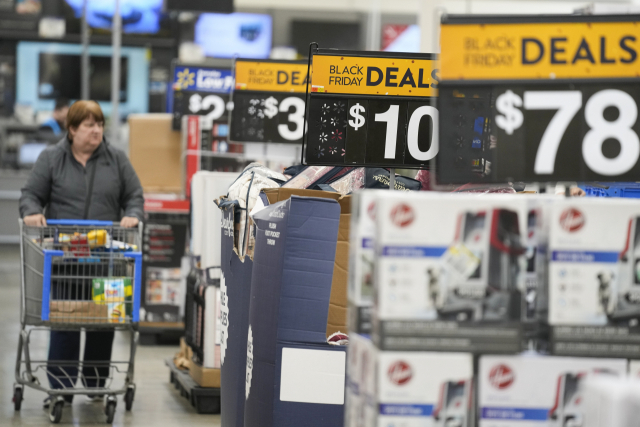 미국 뉴저지의 월마트에서 한 쇼핑객이 장을 보고 있다. AP연합뉴스