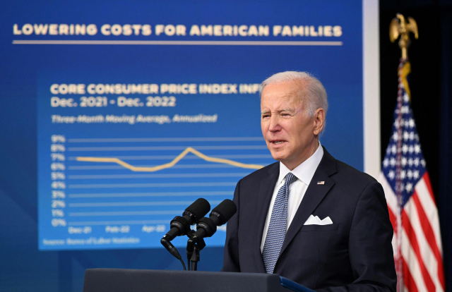 조 바이든 미국 대통령이 12일(현지 시간) 미국의 소비자물가지수(CPI) 하락을 자신의 업적으로 내세우고 있다. AFP연합뉴스