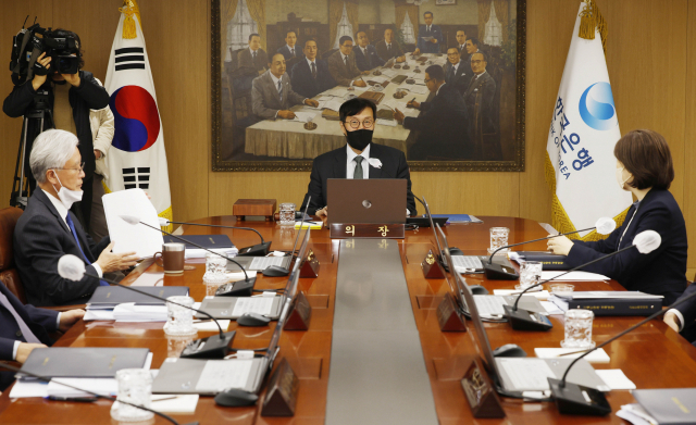 이창용 한국은행 총재가 13일 서울 중구 한국은행에서 열린 2023년 첫 금융통화위원회에서 의사봉을 두드리고 있다. 사진공동취재단
