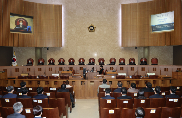 김명수 대법원장 등 대법관들이 서울 서초구 대법원 대법정에서 열린 전원합의체 선고에서 자리에 앉아 있다. 연합뉴스