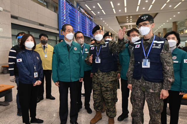 한덕수 국무총리가 6일 인천국제공항 제1여객터미널 입국장을 방문, 인천국제공항 검역 관계자로부터 중국발 입국자에 대한 방역상태 현황을 보고 받고 있다. 연합뉴스