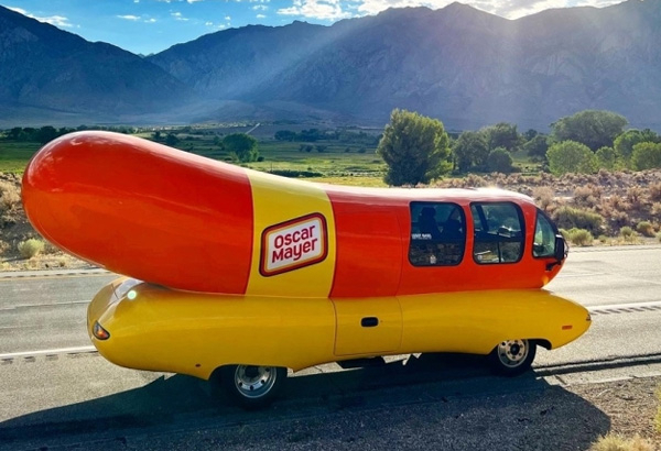 핫도그 모양 차 'Wiener mobile'(위너 모빌)의 모습. 오스카 메이어 트위터 캡처