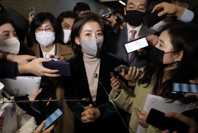 나경원 전 의원이 11일 국민의힘 중앙당사에서 열린 신년인사회를 마치고 취재진의 질문에 답하고 있다. / 연합뉴스