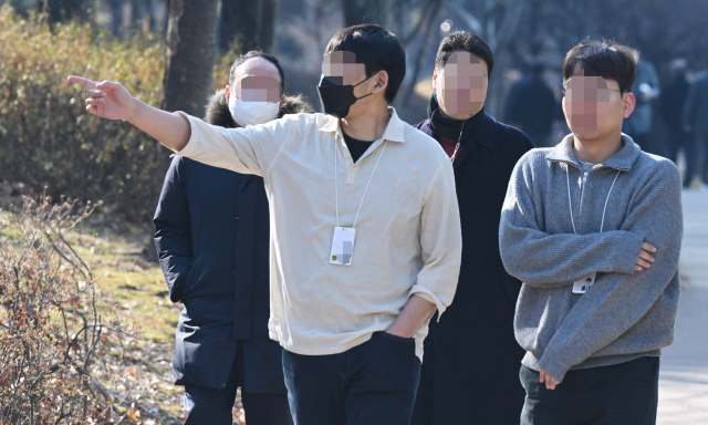 직장인들이 가벼운 옷차림으로 서울 여의도공원을 산책하고 있다. 오승현 기자