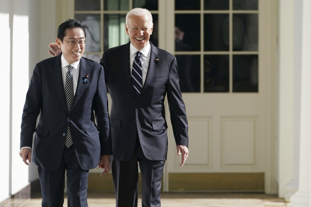 조 바이든(오른쪽) 대통령과 기시다 후미오 일본 총리가 13일 백악관을 함께 걷고 있다. AP연합뉴스