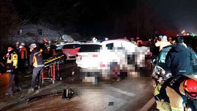 빙판길 차량 40여대 연쇄 추돌사고…1명 사망, 3명 중상