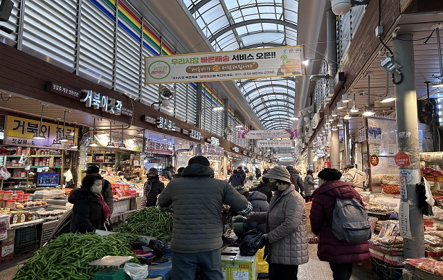 지난 13일 오전 서울 동대문구 경동시장을 찾은 고객들이 장을 보고 있다./박정현 견습기자