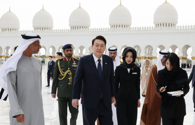 아랍에미리트(UAE)를 국빈방문 중인 윤석열 대통령과 김건희 여사가 15일(현지 시간) 아부다비에 위치한 셰이크 그랜드 자히드 모스크를 방문하고 있다. 연합뉴스