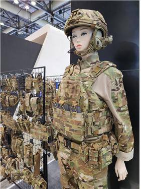 [줌업CEO]'신체 특성 맞춘 여군용 방탄복 국내 첫 개발'
