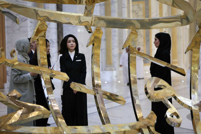 윤석열 대통령과 함께 아랍에미리트(UAE)를 국빈 방문 중인 김건희 여사가 15일(현지시간) 아부다비 대통령궁을 방문, 내부를 둘러보고 있다. 연합뉴스