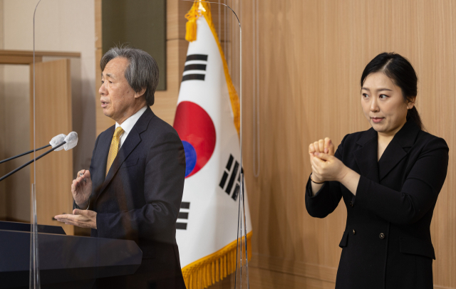 정기석 코로나19 특별대응단장 겸 국가감염병위기대응자문위원장이 16일 오전 서울 종로구 정부청사별관에서 열린 코로나19 대응 중대본 브리핑에서 최근 감염 경향에 대해 말하고 있다. 연합뉴스