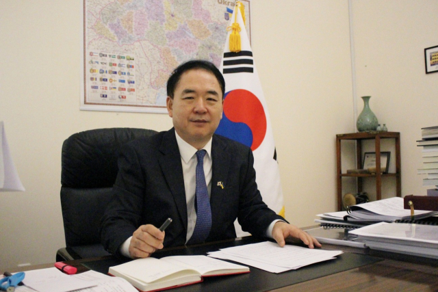 김형태 주우크라이나 한국대사가 13일(현지 시간) 우크라이나 키이우에 위치한 한국대사관에서 업무를 하고 있다./주우크라이나 한국대사관