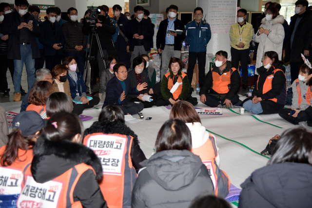 강기정 광주광역시장이 16일 대체보육교사들과 만나 고용문제 등에 대해 대화를 나누고 있다. 사진 제공=광주광역시