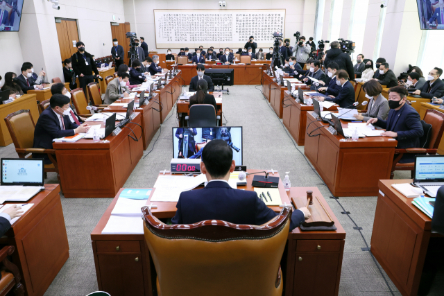 16일 국회 법제사법위원회에서 열린 전체회의에서 김도읍 위원장이 회의를 주재하고 있다. 연합뉴스