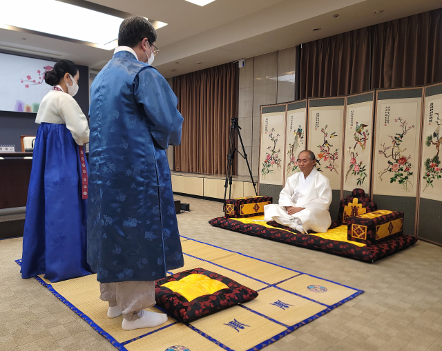 최영갑 성균관의례정립위원회 위원장과 성균관유도회총본부·한국유교문화진흥원 관계자들이 16일 한국프레스센터에서 열린 ‘설 차례 간소화’를 주제로 한 기자 간담회에서 예법에 맞는 세배법을 시연하고 있다.