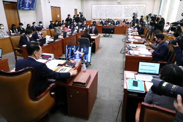 16일 국회 법제사법위원회에서 열린 전체회의에서 김도읍 위원장이 회의를 주재하고 있다. 연합뉴스