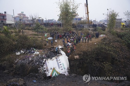 구조대가 16일(현지 시간) 네팔 포카라의 여객기 추락 사고 현장에서 실종자 수색 작업을 벌이고 있다. 전날 한국인 2명 등 72명을 태운 카트만두발 여객기가 추락해 최소 68명이 숨지고 4명이 실종됐다./연합뉴스