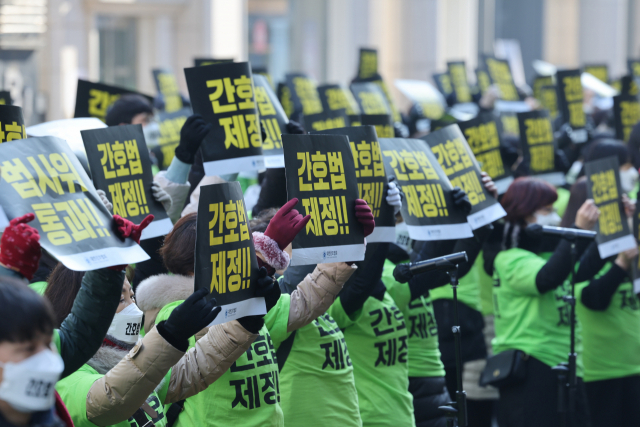 대한간호협회 관계자들이 지난 11일 오전 서울 여의도 국민의힘 당사 앞에서 간호법 제정 촉구 수요 집회를 하고 있다. 연합뉴스