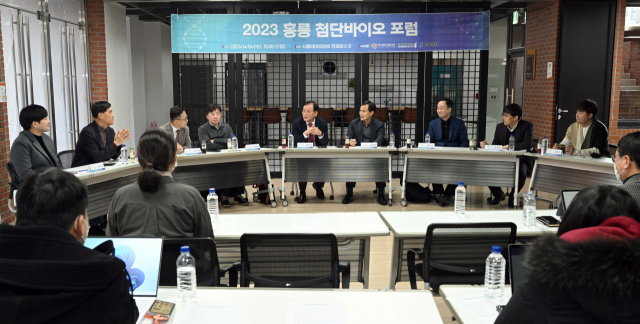 11일 열린 ‘2023 홍릉 첨단바이오포럼’에서 남기훈(왼쪽부터) 시프트바이오 부대표, 조남훈 케이그라운드벤처스 대표, 최치호 홍릉강소특구 사업단장, 이상호 케이바이오헬스케어 대표(경희대 의대 교수), 윤석진 KIST 원장, 고광본 서울경제신문 선임기자, 정기택 GRanND-K 창업학교 교장, 이학재 아라레연구소 대표, 김병곤 엔도로보틱스 대표가 첨단 바이오 강국의 길에 관해 토론하고 있다. 이호재기자