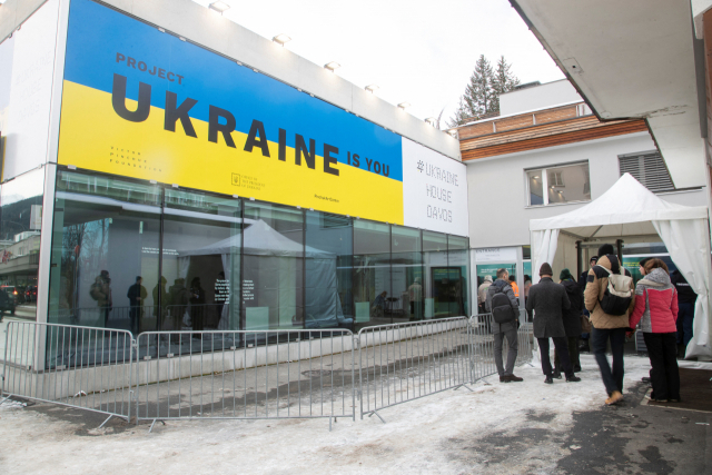 16일(현지시간) 스위스 다보스에서 세계경제포럼(WEF·다보스포럼)이 개막했다. 사진은 다보스 포럼의 우크라이나 국가 전시관격인 '우크라이나 하우스' 앞에 방문객들이 모여 있는 모습. ‘분열된 세계에서의 협력'을 주제로 올해 포럼은 20일까지 진행된다. 로이터연합뉴스