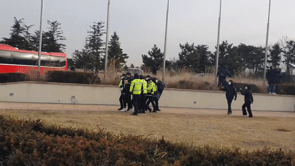 [영상] 인천지법 '스카이72' 강제집행 물리적 충돌…경찰, 일부 연행