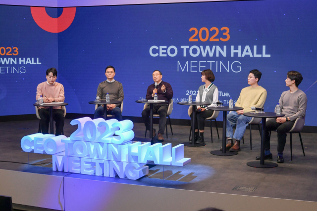 조성환(왼쪽 세 번째) 현대모비스 사장이 17일 주재한 CEO 타운홀 미팅에서 임직원들의 질문에 답하고 있다. 사진 제공=현대모비스