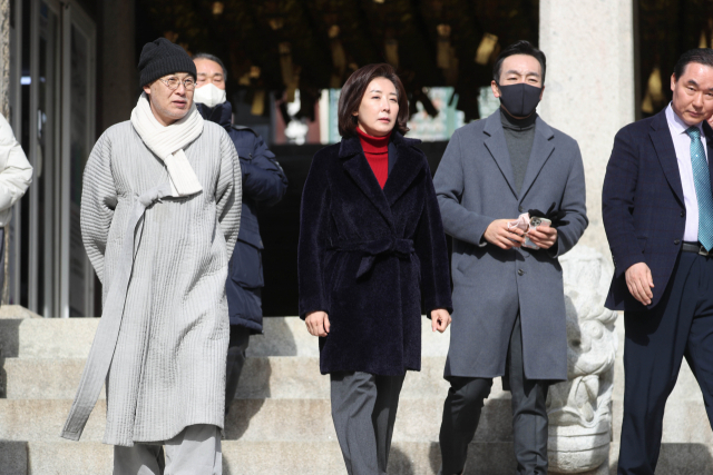 나경원(왼쪽 두 번째) 전 의원이 17일 대구 동구 팔공총림 동화사를 방문하고 있다. 연합뉴스