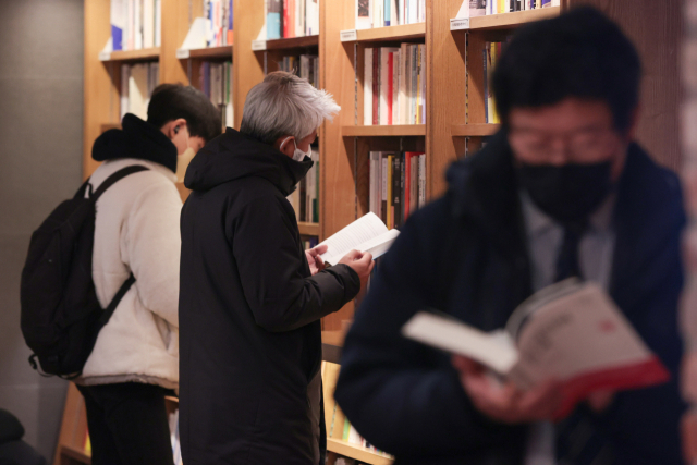 서울 시내 한 대형서점에서 시민들이 마스크를 쓰고 책을 읽고 있다. 연합뉴스