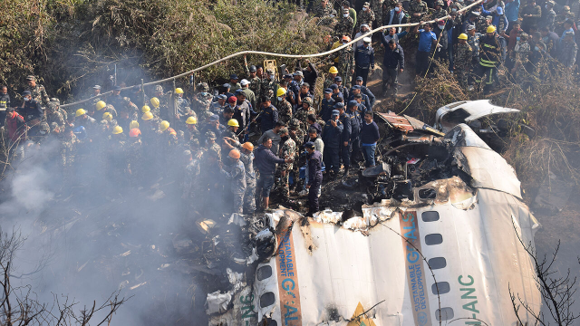 네팔 포카라 공항 인근 여객기 추락 사고 현장에서 16일(현지시간) 구조대가 실종자 수색 작업을 벌이고 있다. AP 연합뉴스