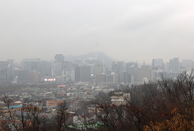 전국 곳곳에 짙은 안개가 낀 14일 오전 서울도심이 안개로 흐리게 보이고 있다. 연합뉴스