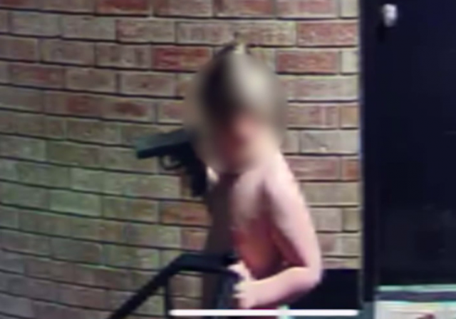 미국 인디애나주에서 4살 남아가 권총을 들고 아파트 안을 돌아다니고 있다. 뉴스네이션 홈페이지 캡처