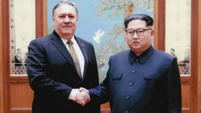 마이크 폼페이오(왼쪽) 당시 CIA 국장이 2018년 북한의 평양을 방문해 김정은 북한 국무위원장과 만나 악수를 나누고 있다. 사진 제공=백악관