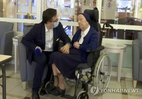 2021년 코로나19를 극복한 117살 앙드레 수녀(오른쪽) [AP 연합뉴스 자료사진]