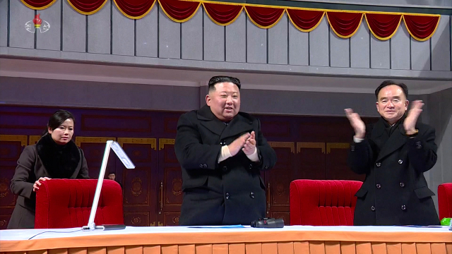 김정은 북한 국무위원장이 지난해 12월 31일 북한 평양 5월 1일 경기장에서 열린 신년경축대공연을 보며 박수치고 있다./연합뉴스