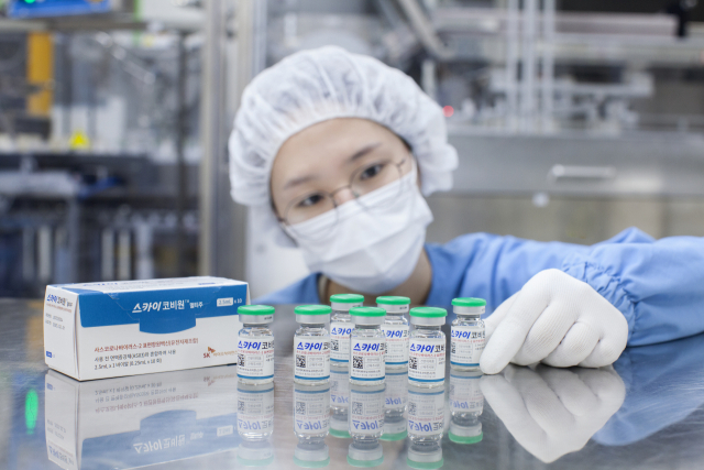 SK바이오사이언스 연구원이 코로나19 백신 ‘스카이코비원 멀티주(GBP510)’을 검수하고 있다. 사진 제공=SK바이오사이언스