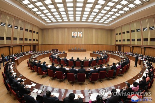 북한은 최고인민회의 제14기 제8차회의를 17일부터 18일까지 만수대의사당에서 개최했다고 조선중앙통신이 19일 보도했다. 사진은 회의 개최 모습./연합뉴스